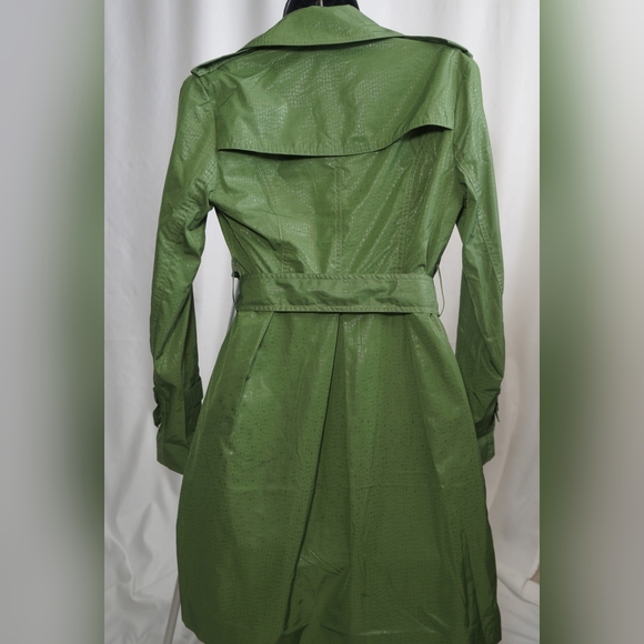 Women's Green Burberry Trench Coat with Belt and Buttons - Picture 2 of 9